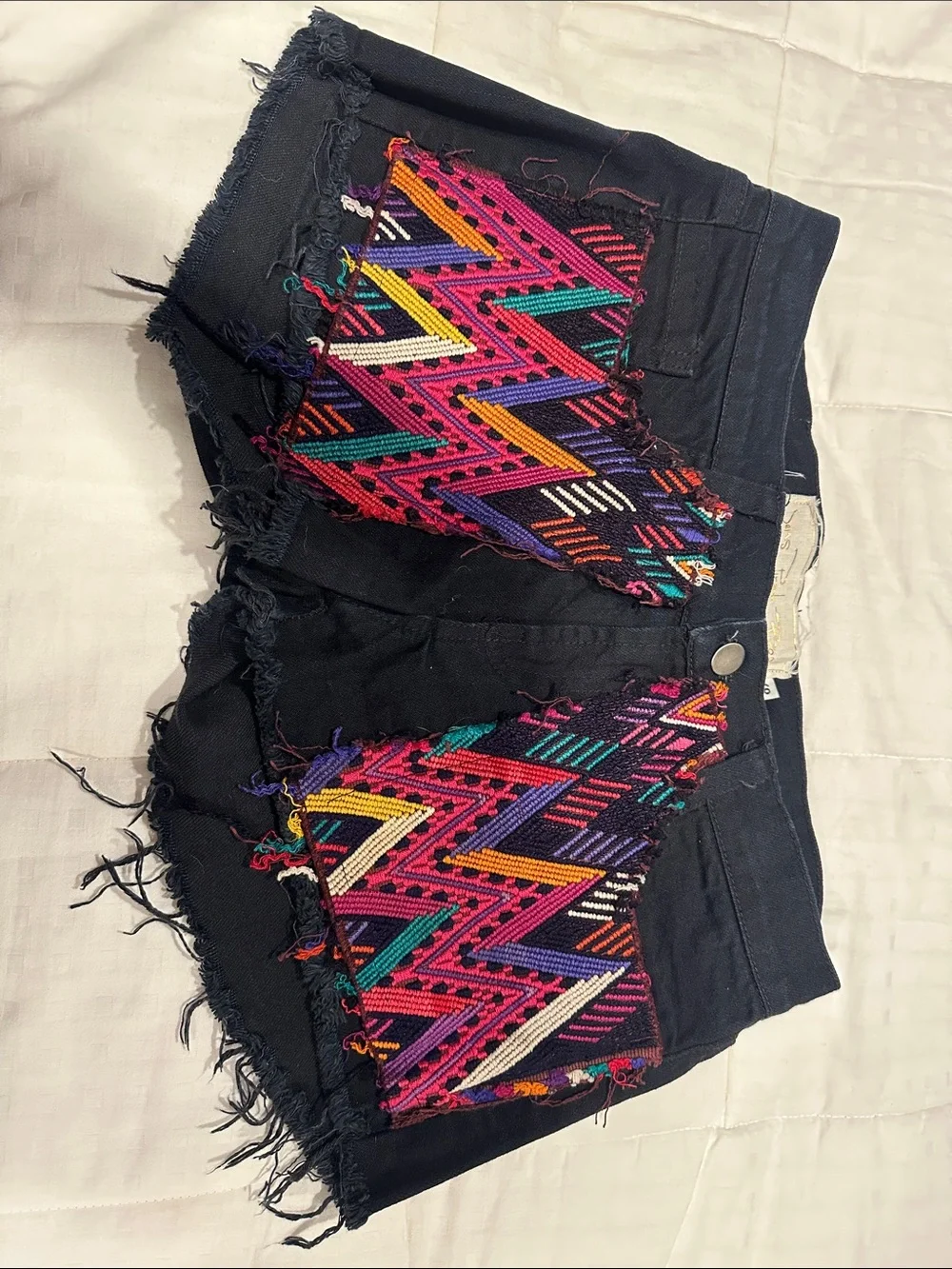 Jen’s Pirate Booty Black Denim Shorts with boho Embroidery sz 26